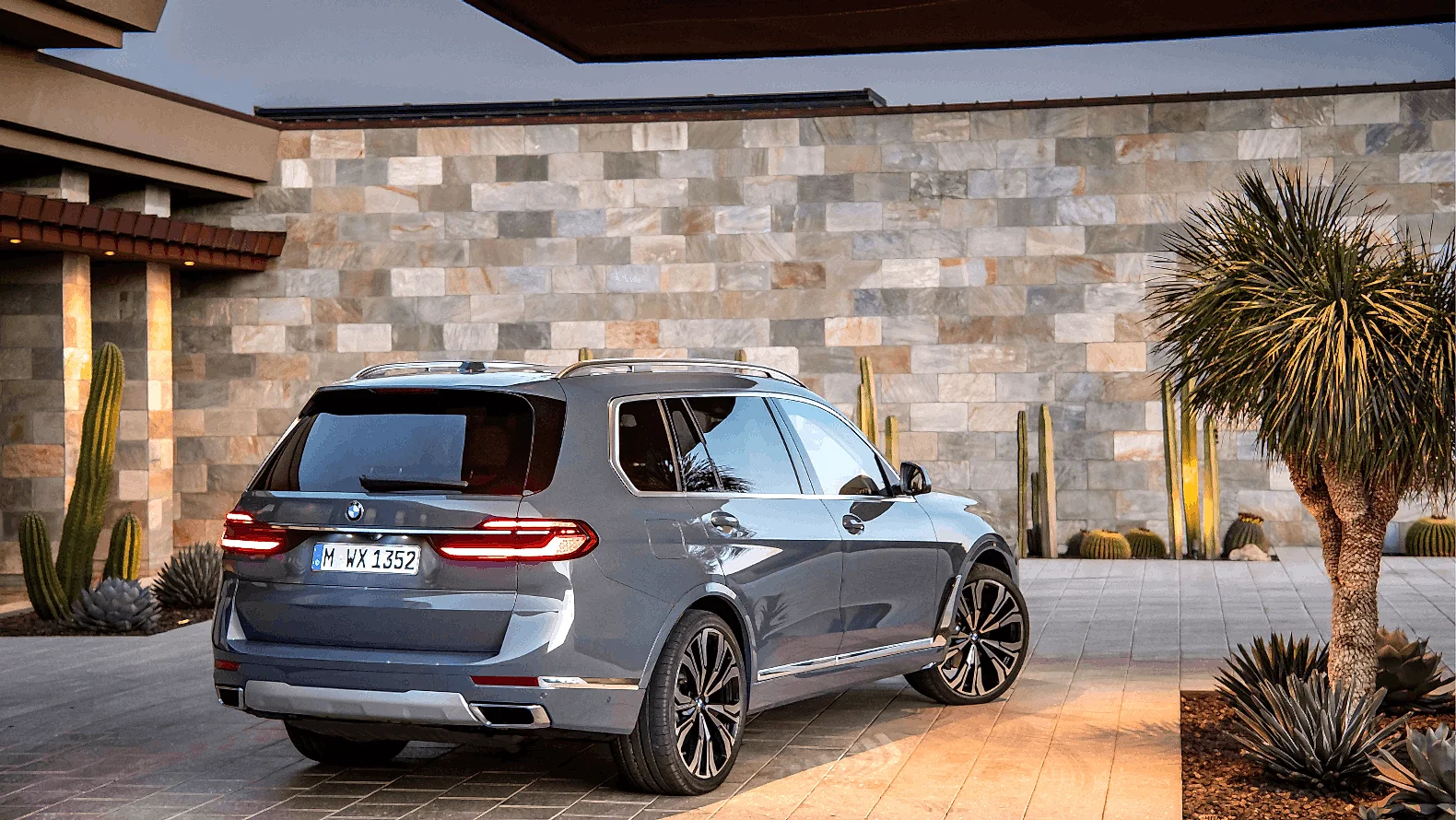 BMW X7.