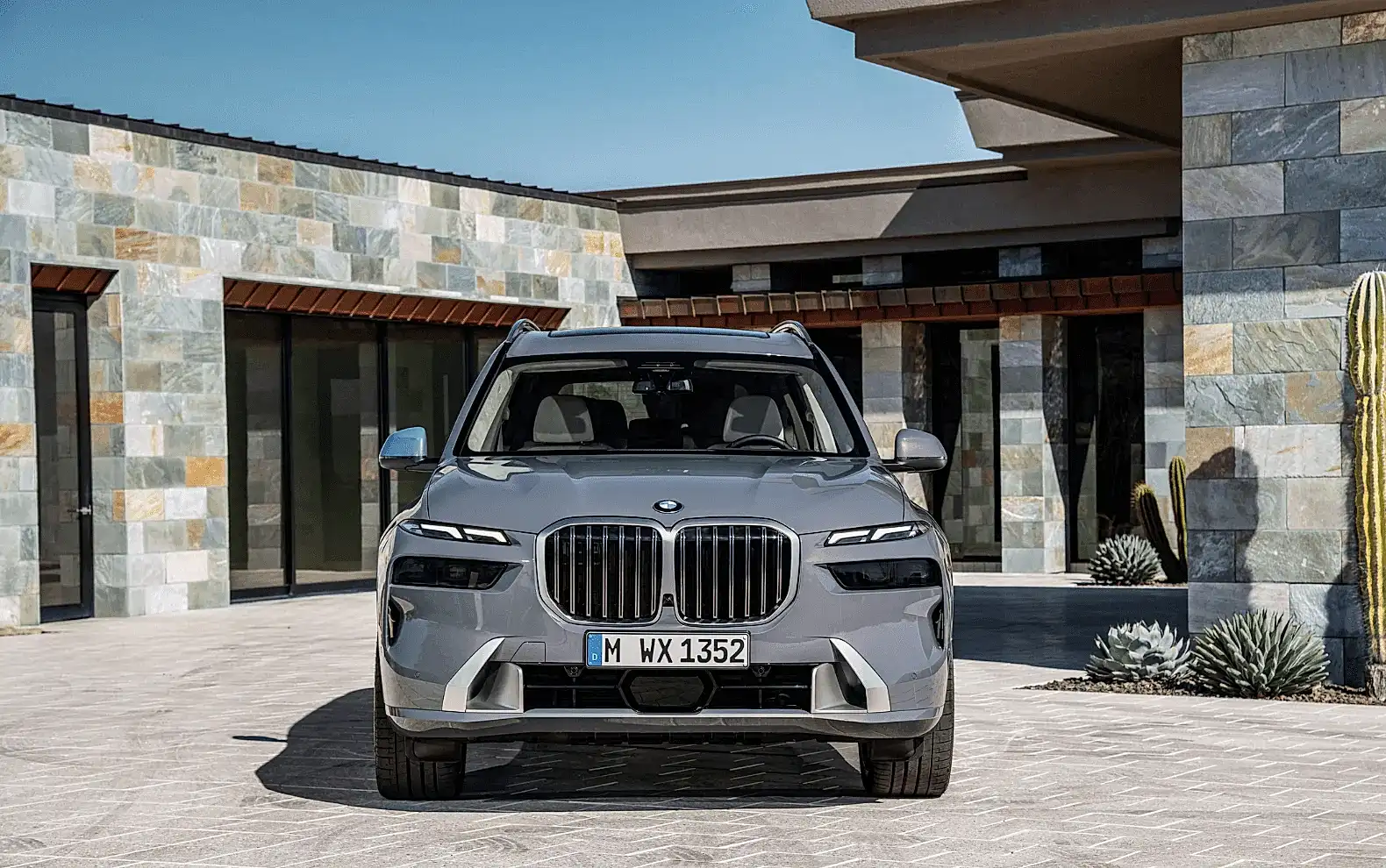 BMW X7.